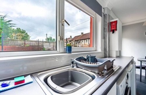 Larkhall Maison | 3 bed house in Larkhall with private driveway