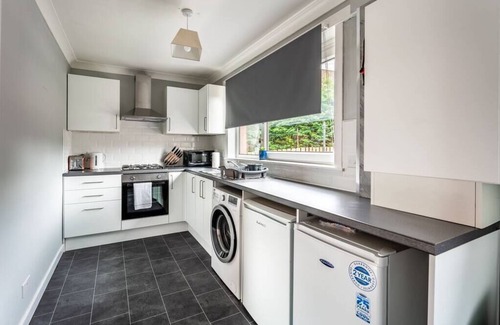 Larkhall Maison | 3 bed house in Larkhall with private driveway