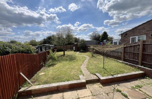Grasby Maison | 3-Bed House - Sleeps 5 with free on street parking