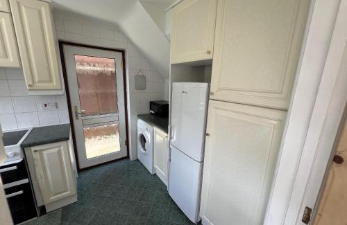 Grasby Maison | 3-Bed House - Sleeps 5 with free on street parking