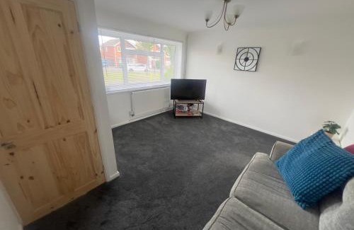 Grasby Maison | 3-Bed House - Sleeps 5 with free on street parking