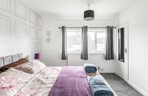 Belthorn Maison | 3 Bed House - Sleeps 5 - Parking - Garden - Wifi