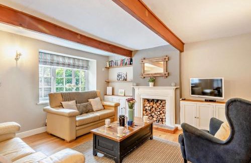 Weybourne Maison | 3 Bed in Weybourne KT144