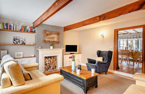 Weybourne Maison | 3 Bed in Weybourne KT144