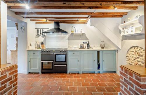 Weybourne Maison | 3 Bed in Weybourne KT144