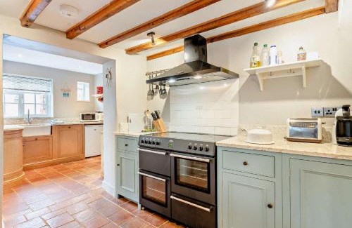 Weybourne Maison | 3 Bed in Weybourne KT144