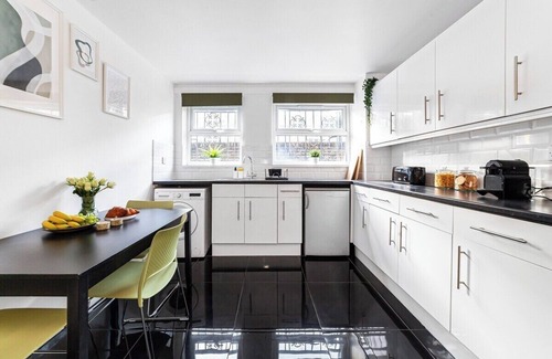 Haggerston Maison | 3-Bed Stylish Garden House, Haggerston, Parking