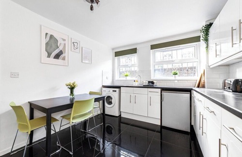 Haggerston Maison | 3-Bed Stylish Garden House, Haggerston, Parking