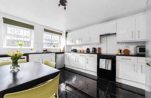 Haggerston Maison | 3-Bed Stylish Garden House, Haggerston, Parking
