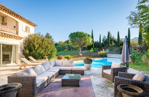 Maubec Villa | Villa de 3 chambres, piscine chauffée, climatisation, à proximité du village