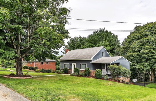 Murrysville Maison | 3 bedroom 2.5 bath with game room. 19 miles from Pittsburgh
