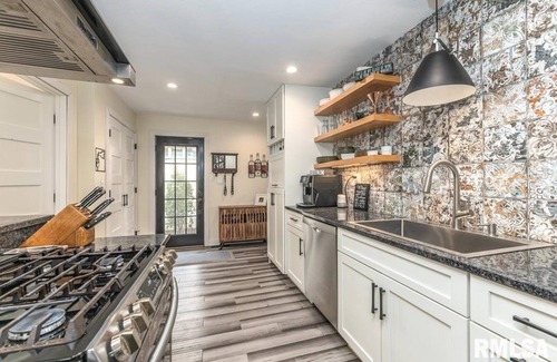 Port Byron Maison | 3 bedroom 2 bath home with beautiful river views and wrap around deck