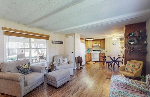 Murray Maison | 3-bedroom 2 bath home located steps fromna marina on Kentucky lake!