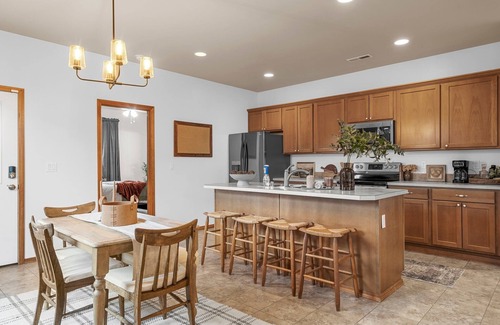 Tri-Cities Maison | 3 bedroom, 2 bath with fire pit and game room