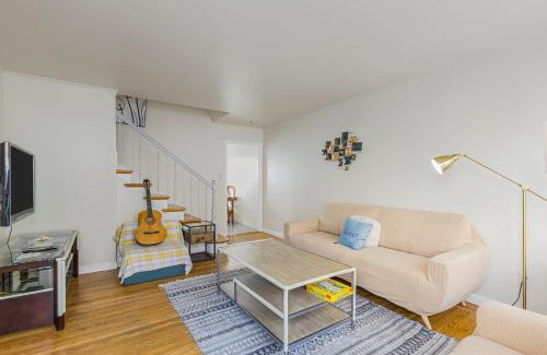 Daly City Maison | 3 Bedroom 2 Bathroom House, Walkable to BART, Free Parking, Views
