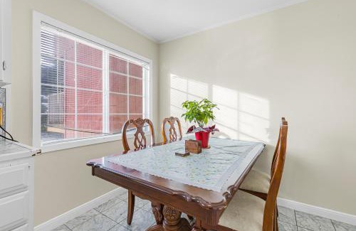 Daly City Maison | 3 Bedroom 2 Bathroom House, Walkable to BART, Free Parking, Views