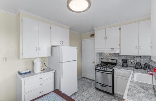 Daly City Maison | 3 Bedroom 2 Bathroom House, Walkable to BART, Free Parking, Views