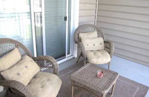 Lewes Copropriété | 3 Bedroom, 2 Bathroom Lewes Condo with Pool: Walking distance to Nassau Vineyard