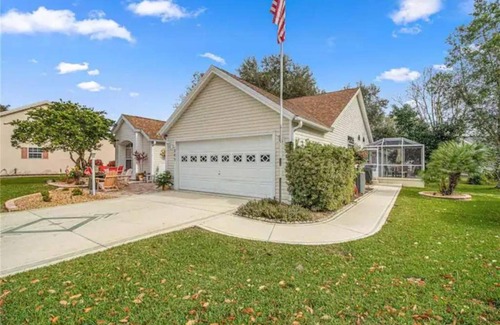 Lady Lake Maison | 3 Bedroom 2 Bathroom sleeps 6 and includes golf cart - close to town squares