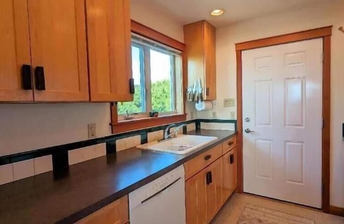 Florence Maison | 3 bedroom, 2 bathroom virtually beach front