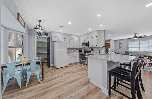 Woodway Maison | 3 Bedroom/ 3 Bathroom Home in Waco - Hammock, Firepit, Spacious Layout
