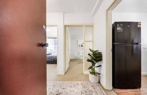St. Kilda East Appartement | 3 Bedroom 60s Retro by Alma Park