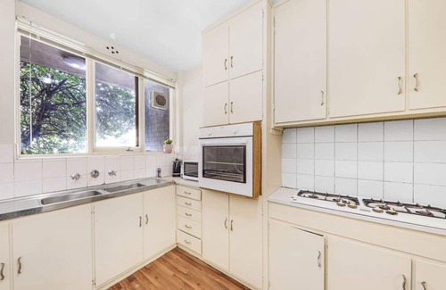 St. Kilda East Appartement | 3 Bedroom 60s Retro by Alma Park
