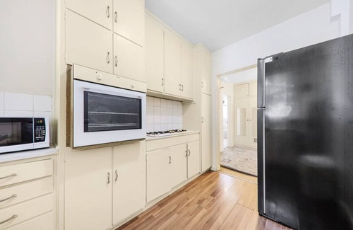 St. Kilda East Appartement | 3 Bedroom 60s Retro by Alma Park