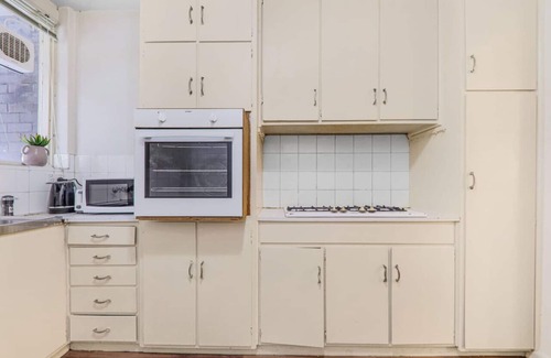 St. Kilda East Appartement | 3 Bedroom 60s Retro by Alma Park