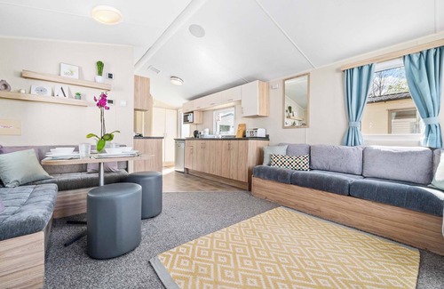 Prestonpans Cottage | Aberlady Carvan sleeps six with three bedrooms based in the Seaton Sands Holiday Park.