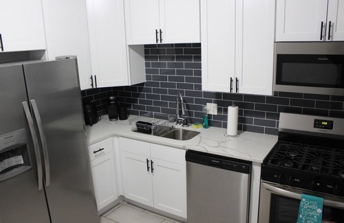 Greater Grand Crossing Appartement | 3 bedroom apartment easily 15 mins from downtown 10 mins from Chicago’s beach!