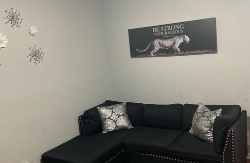 Greater Grand Crossing Appartement | 3 bedroom apartment easily 15 mins from downtown 10 mins from Chicago’s beach!