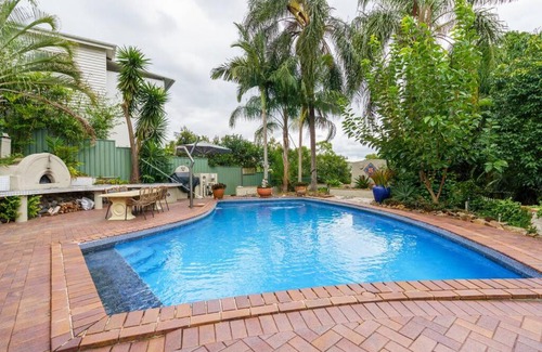 Ashgrove Appartement | 3 bedroom apartment with amazing pool close to city, mountains and amenities