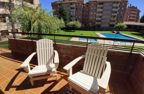 Jaca Appartement | Appartement 3 chambres à Jaca avec piscine estivale et garage inclus