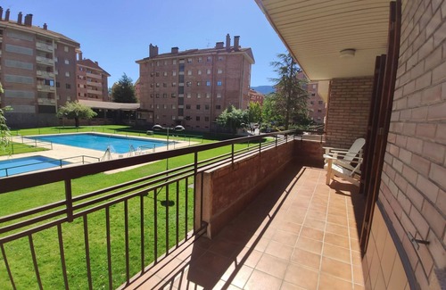 Jaca Appartement | Appartement 3 chambres à Jaca avec piscine estivale et garage inclus