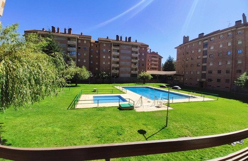 Jaca Appartement | Appartement 3 chambres à Jaca avec piscine estivale et garage inclus