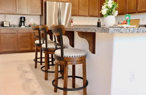 Surprise Maison | 3-bedroom building in phenomenal Surprise with WiFi, AC