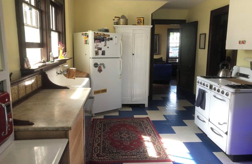 Downtown Eastside Maison | 3-bedroom bungalow very near downtown and walking distance to VT