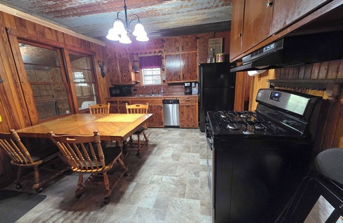 Mena Cabine | 3 Bedroom Cabin, slps up to 8, bring your ATV or rent on from us, 3 miles to WPG