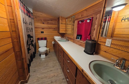 Mena Cabine | 3 Bedroom Cabin, slps up to 8, bring your ATV or rent on from us, 3 miles to WPG