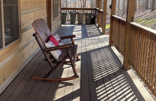 Eddyville Cabine | 4-bedroom cabin in lovely Eddyville with WiFi, AC