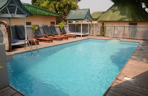Kribi Chalet De Ski | Chalet 3 Chambres 6 adultes Acacia 50 M² coté forêt Accès Piscine Plage Wifi