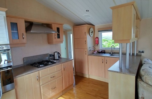 Curragh Chalet De Ski | 3-bedroom chalet with exquisite sea views in charming Ardmore with WiFi