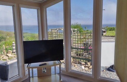 Curragh Chalet De Ski | 3-bedroom chalet with exquisite sea views in charming Ardmore with WiFi