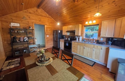 North Lake George Cabine | 3-Bedroom Cottage in welcoming Ticonderoga with WiFi. Super Clean & Economical.