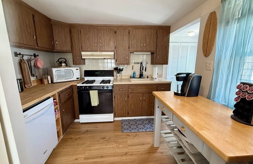 Ship Bottom Maison | 3 bedroom Cottage w/ Tiki Bar, great location in Ship Bottom