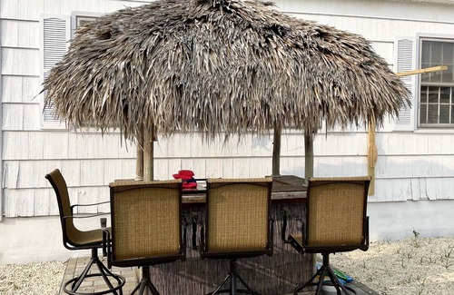 Ship Bottom Maison | 3 bedroom Cottage w/ Tiki Bar, great location in Ship Bottom