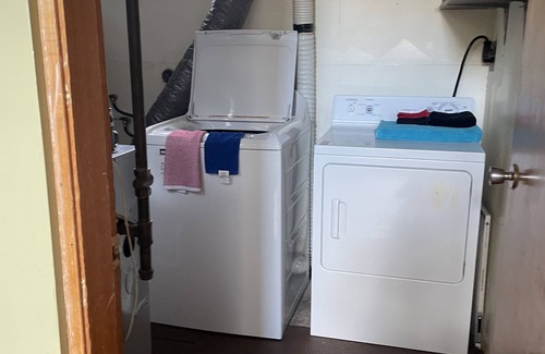 Hardisty Appartement | 3 Bedroom Cozy Apartmentn2 Blocks from Main StreetnPrivate Entrance