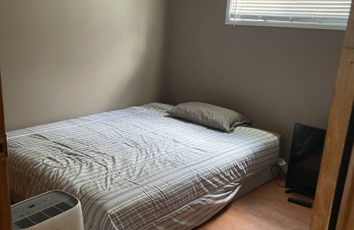 Hardisty Appartement | 3 Bedroom Cozy Apartmentn2 Blocks from Main StreetnPrivate Entrance