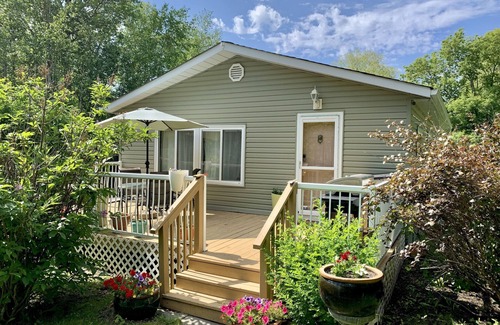 Beaconia Cottage | 3 Bedroom Cozy/Private All Season Cabin - Near The Lake - Screened in Hot Tub